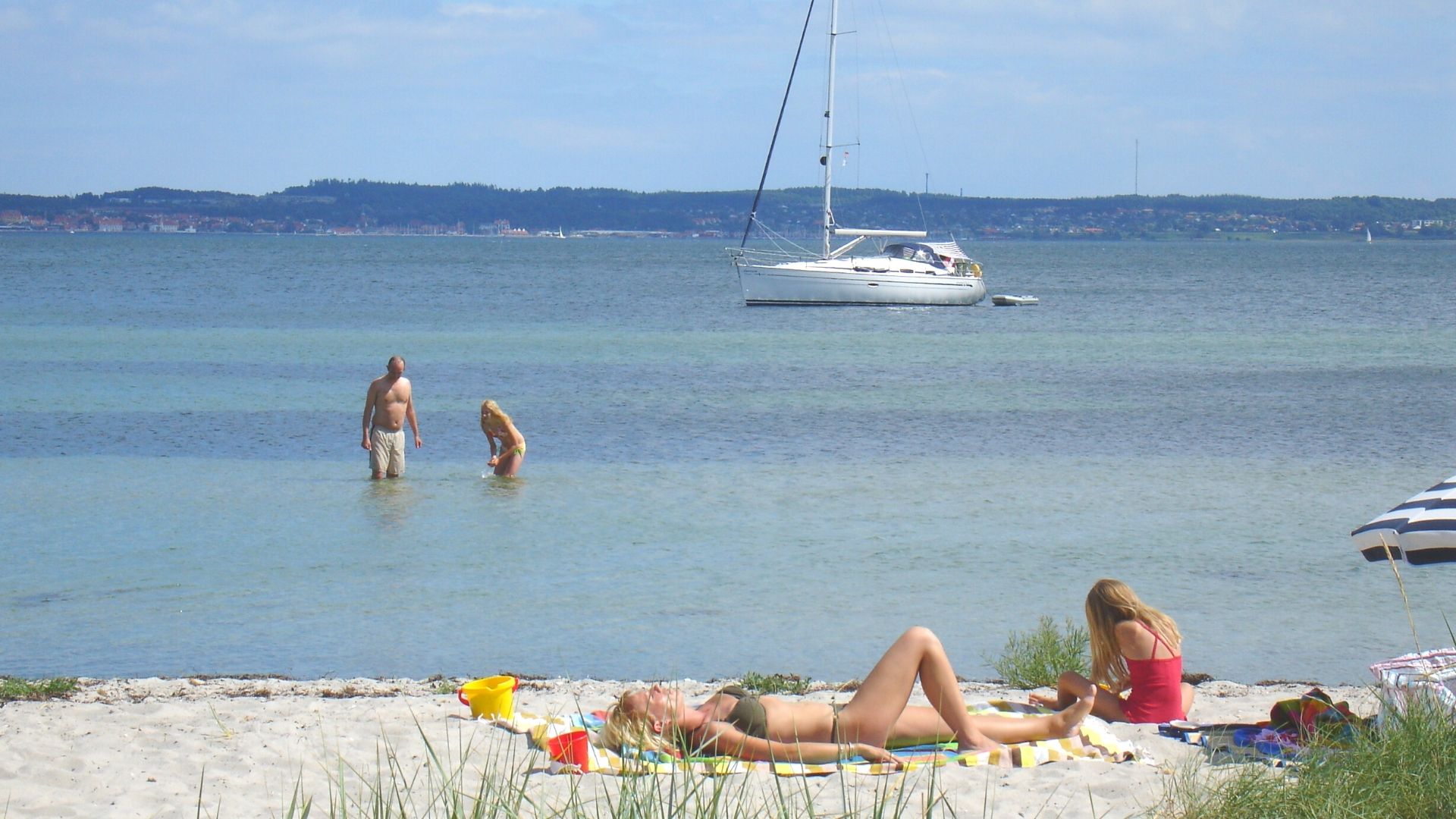 Den smukke Ahl Strand nær Ebeltoft, et børnevenligt kystområde.