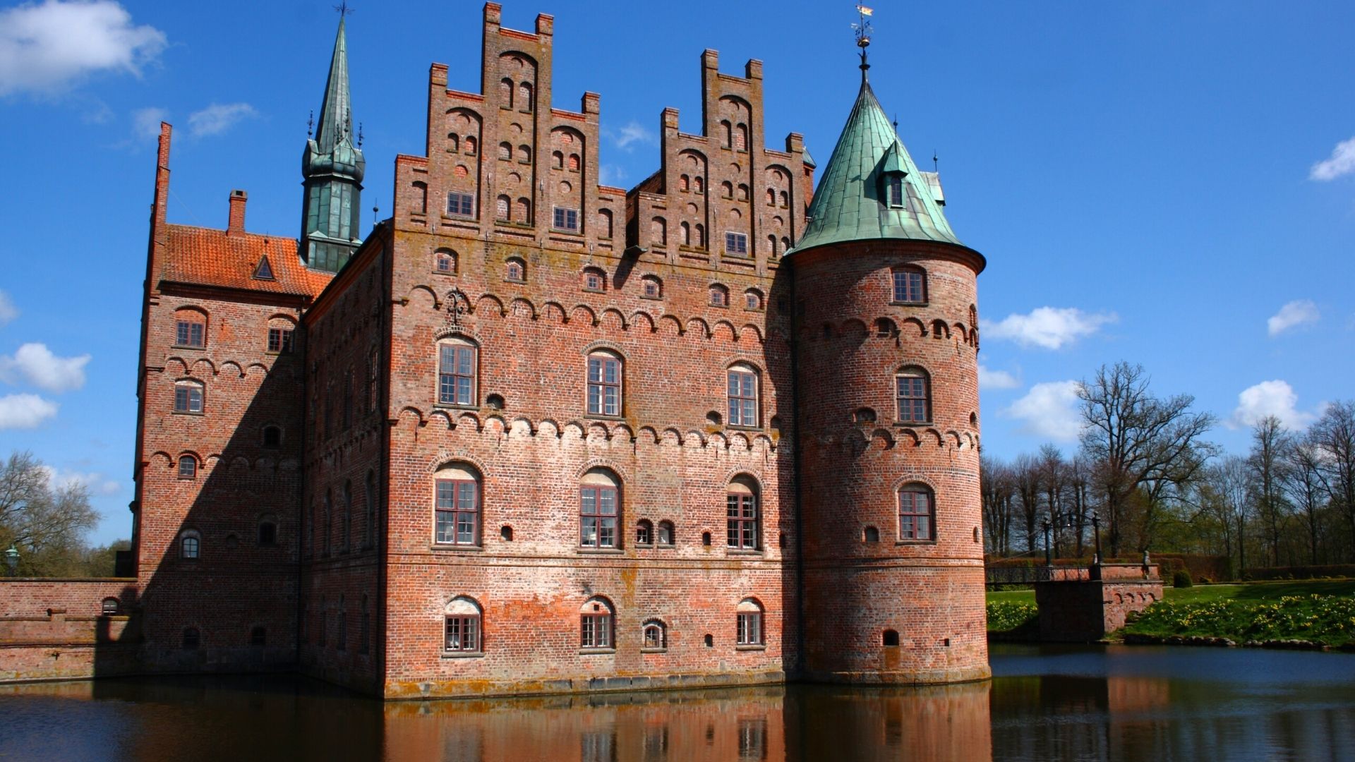 Egeskov Slot omgivet af frodige haver