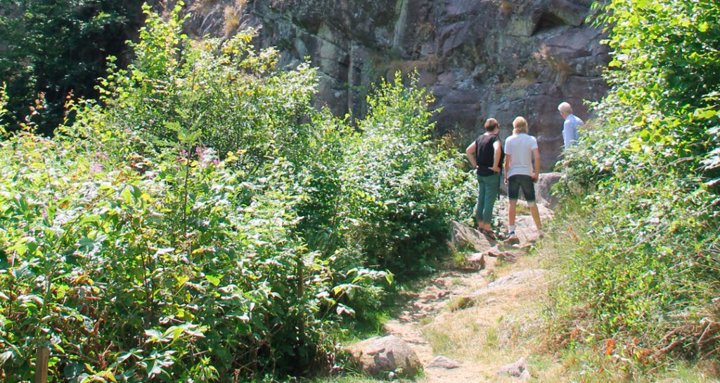 Besøgende i Ekkodalen på Bornholm