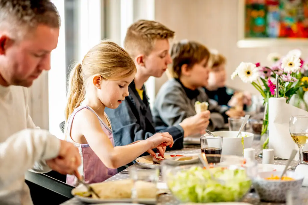 Saml familien i sommerhus med god plads