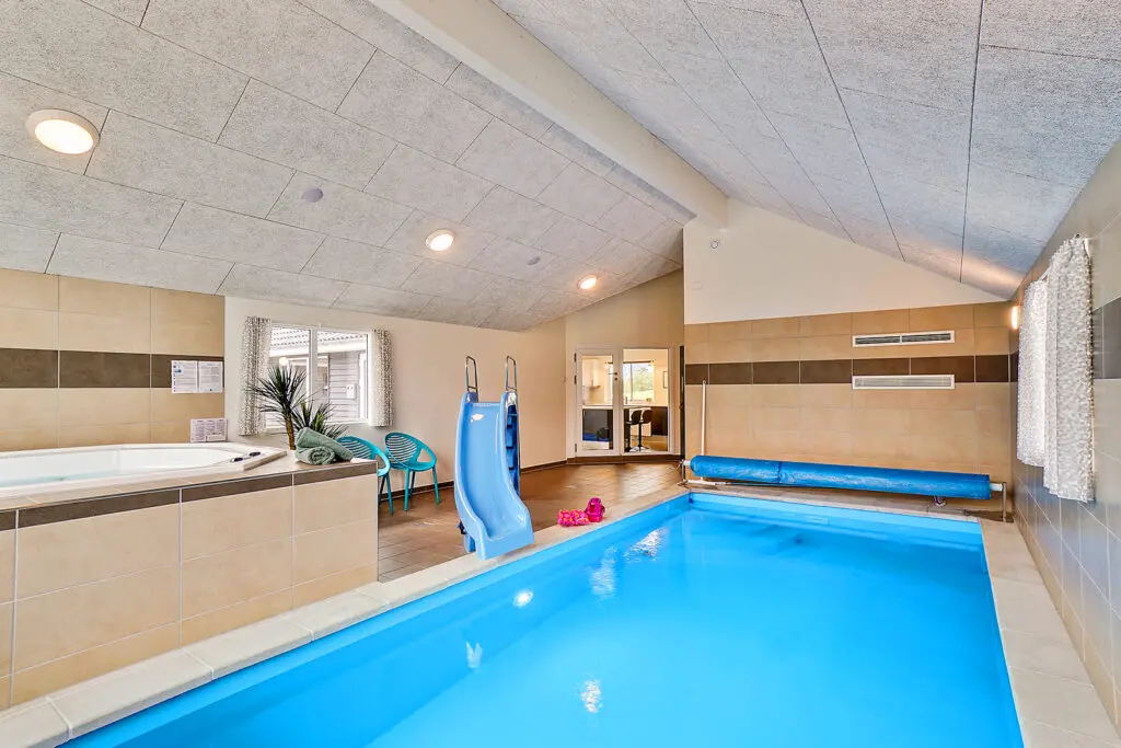 Poolsommerhus til 30 personer