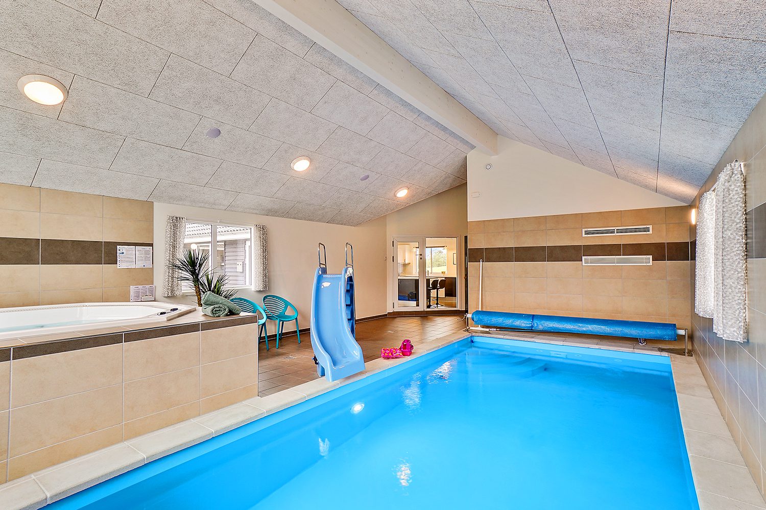 Poolsommerhus til 30 personer