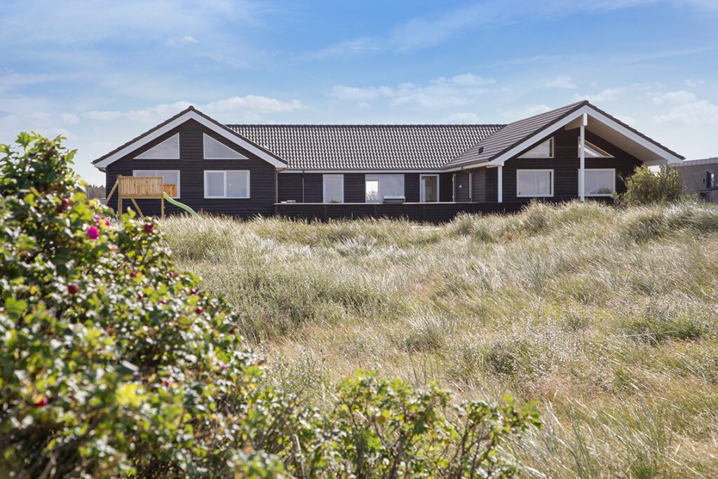 stort sommerhus med udsigt til klitlandskab