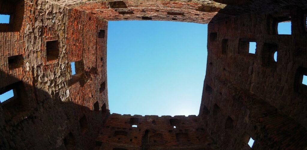 Udkig gennem ruinen
