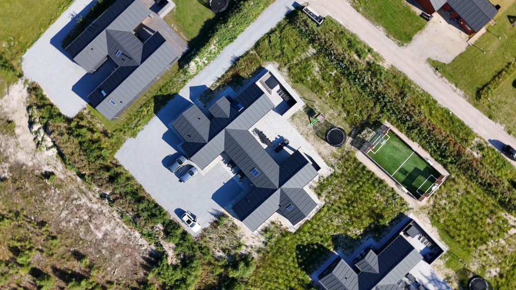 Sommerhus med pool og multibane
