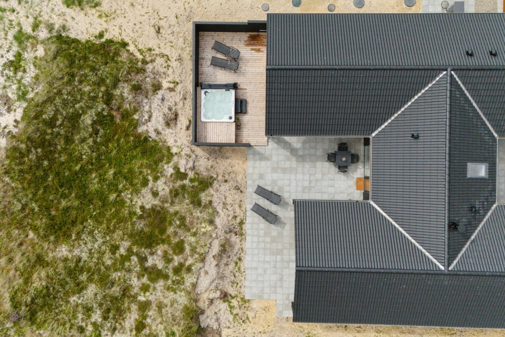 Stort sommerhus i klitterne med udespa