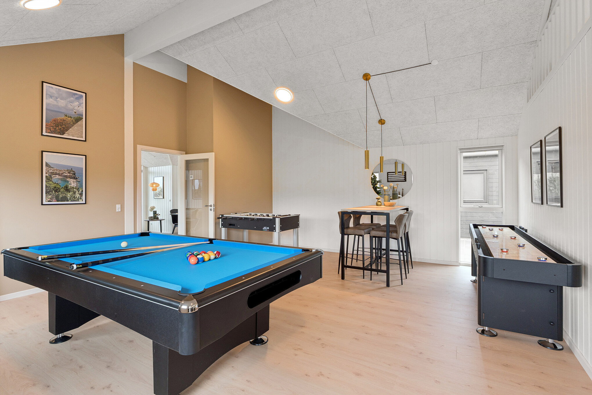 Aktivitetsrum med pool bordfodbold og shuffleboard