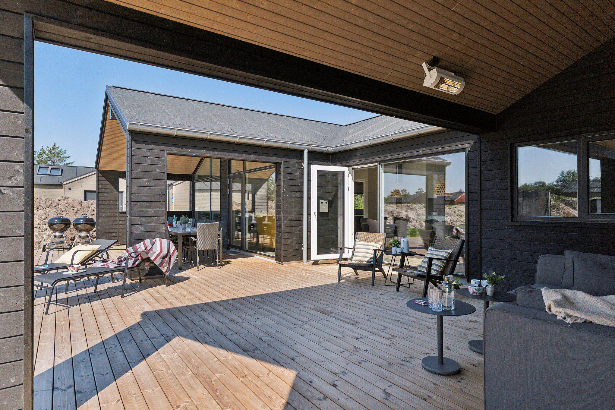 Stor terrasse i stort sommerhus
