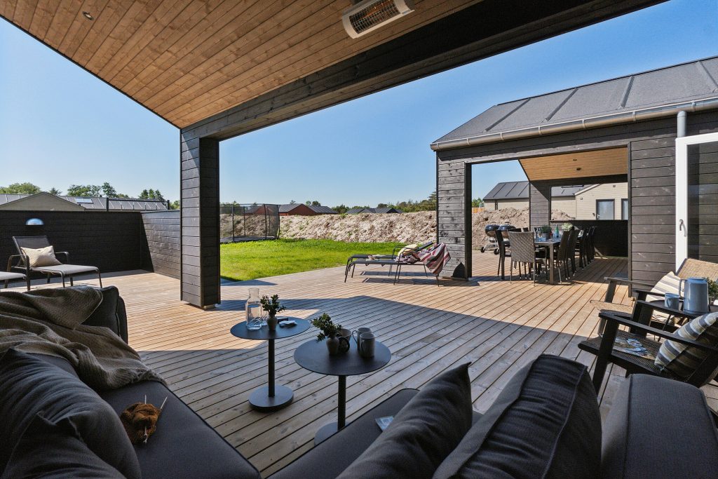 Sommerhus med stor terrasse