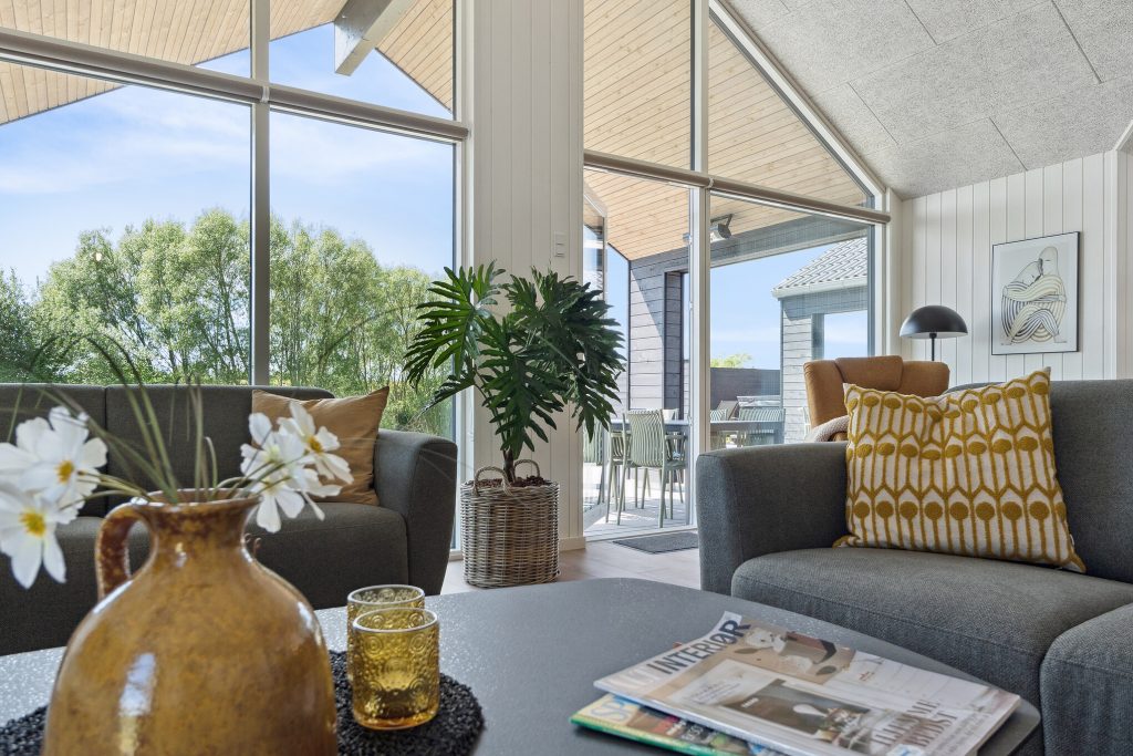 Rummelig stue i sommerhus