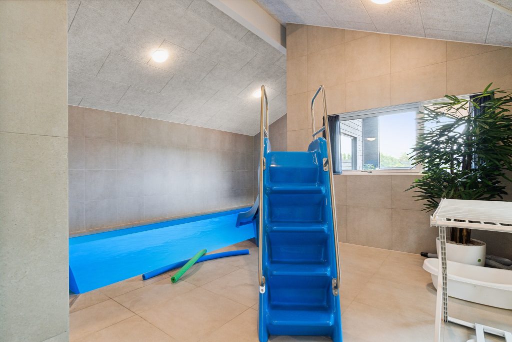 Pool og spa i stort sommerhus