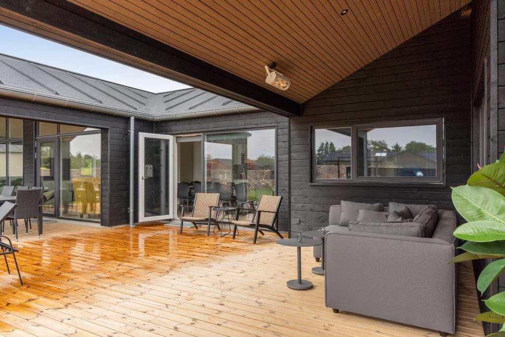 Stort poolhus med træterrasse