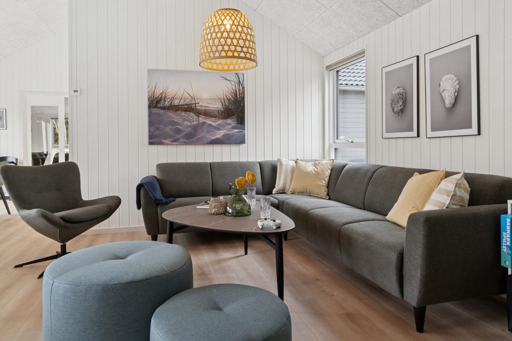 Stor stue og fællesarealer i sommerhus