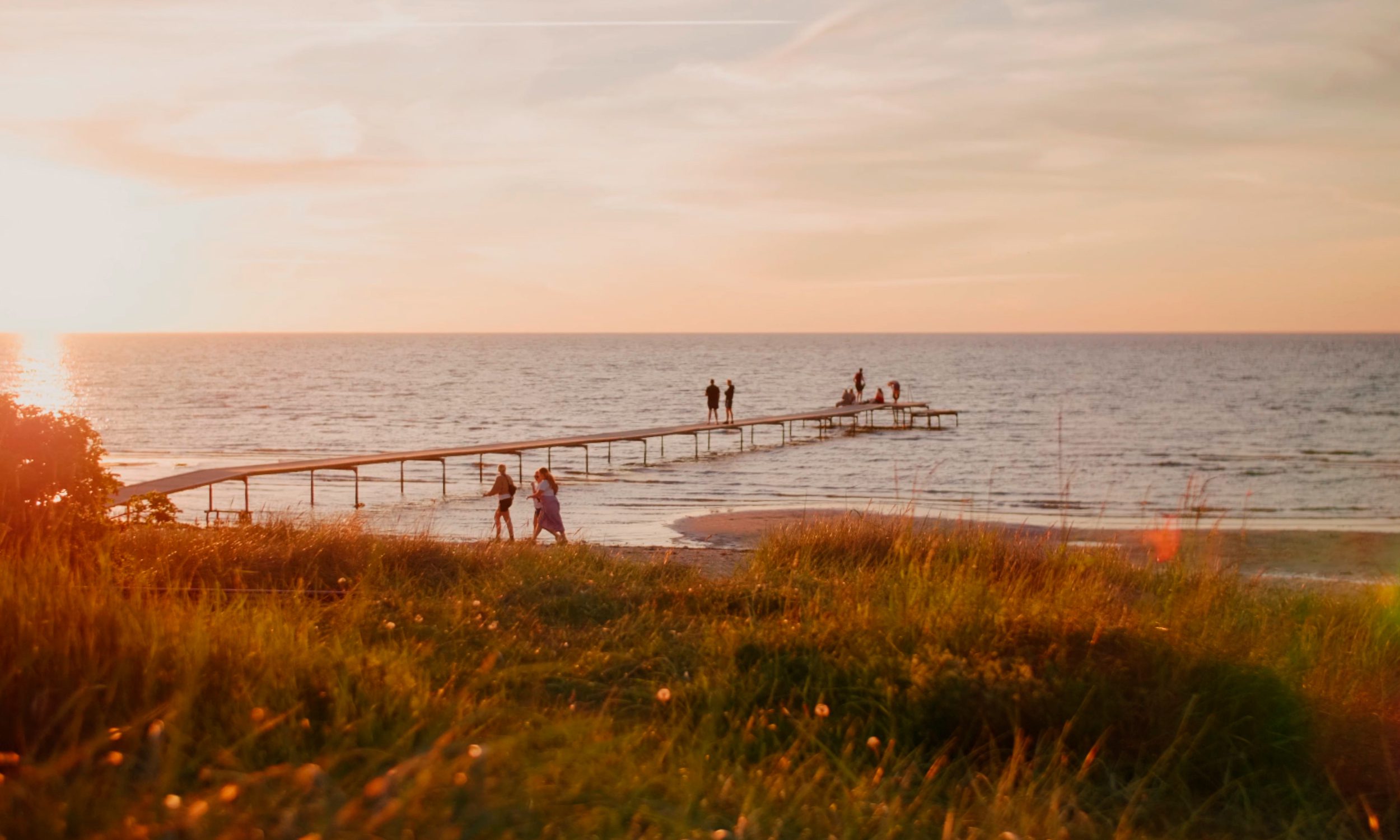 BAdebro i solnedgang ved Fjellerup Strand