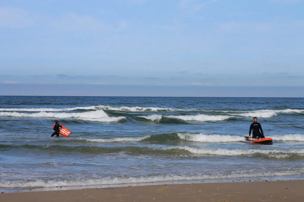 surfere ved Nr. Lyngby Strand