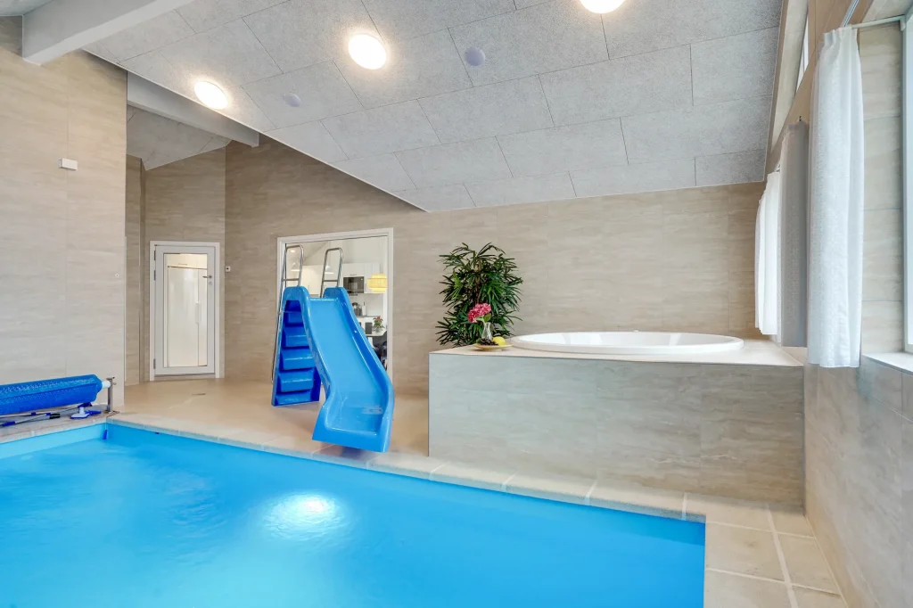 poolhus med rutsjebane og spa