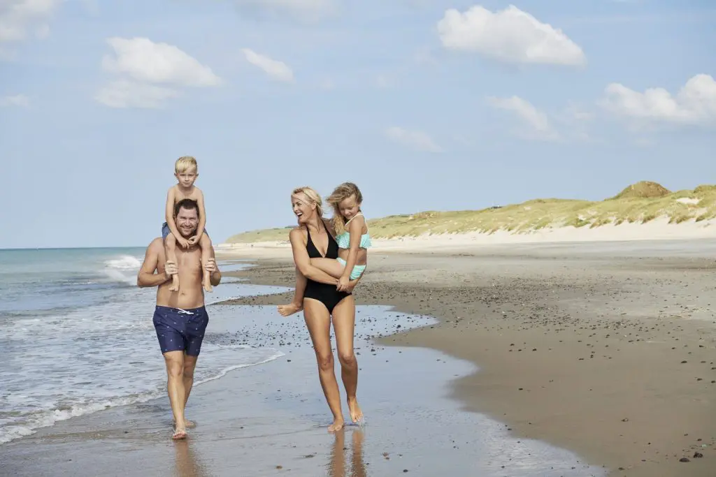 Familie på stranden ved Hirtshals