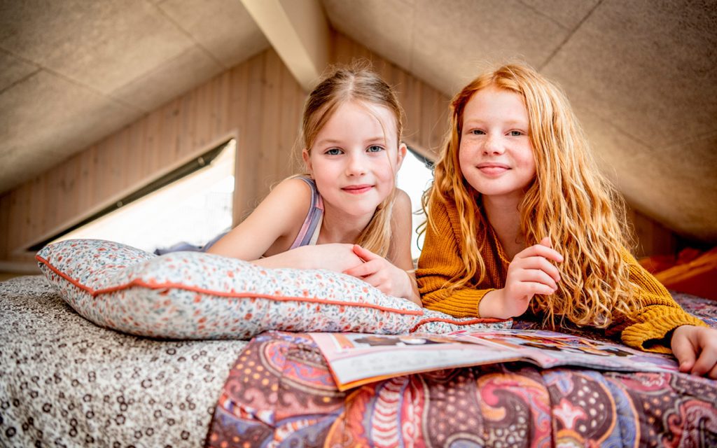 2 piger i en hems i et VillaVilla sommerhus