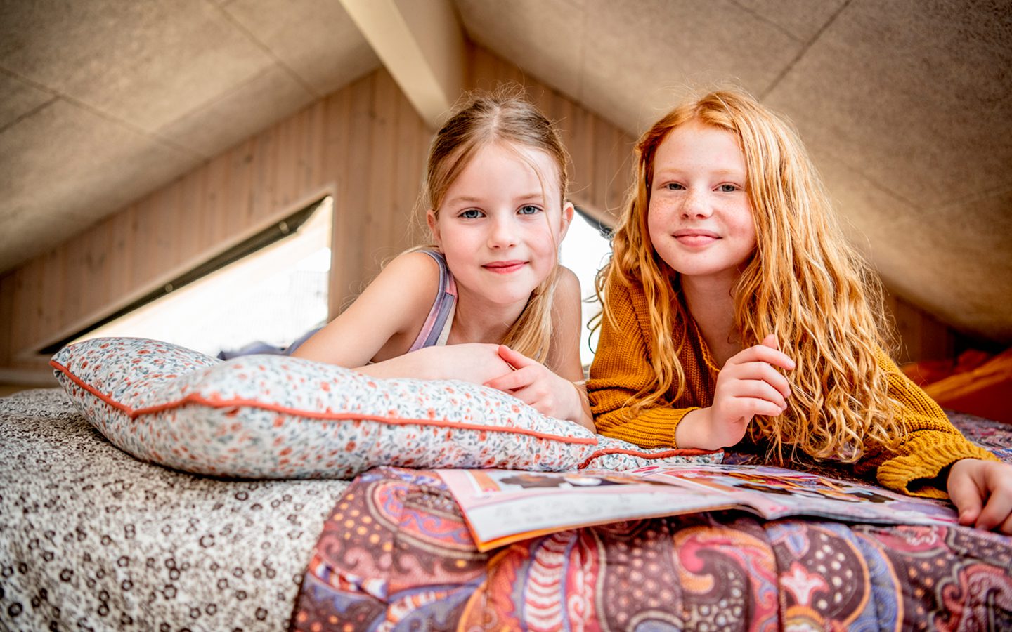 2 piger i en hems i et VillaVilla sommerhus