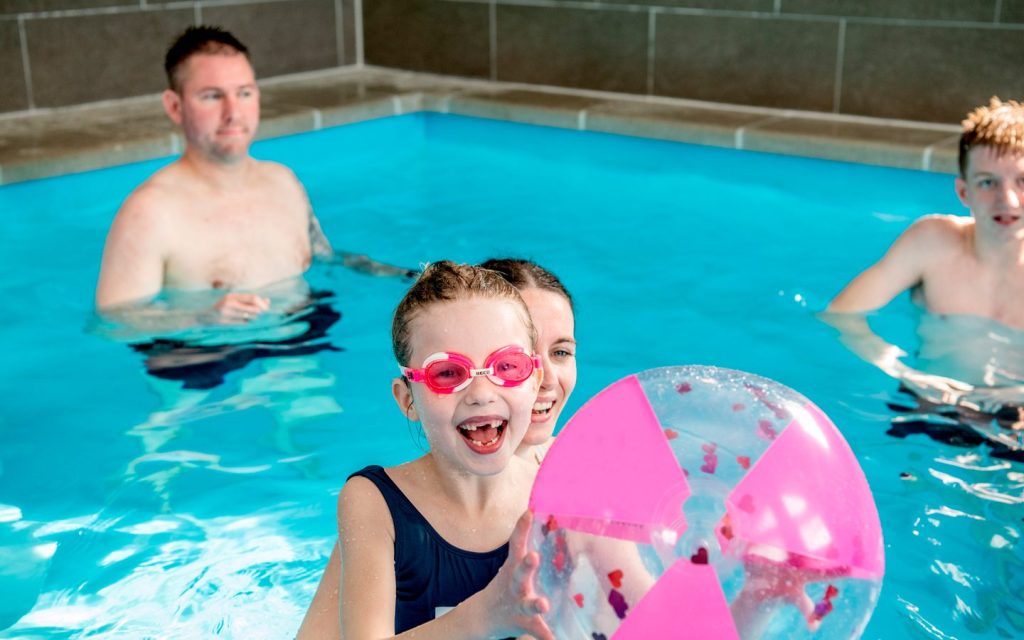 Børn der leger i pool