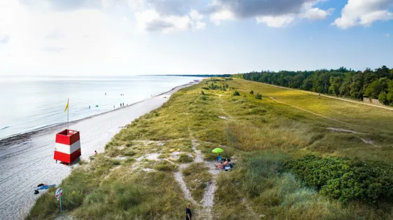 Luftfoto af Marielyst Strand med livreddertårn