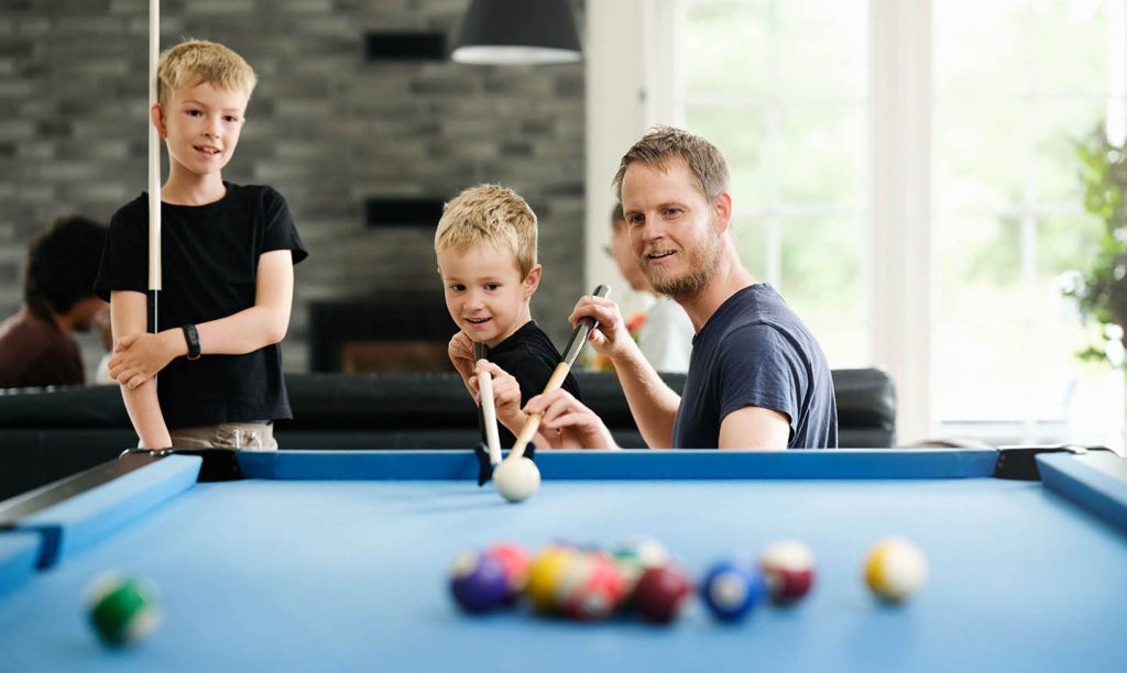 Familien spiller billard