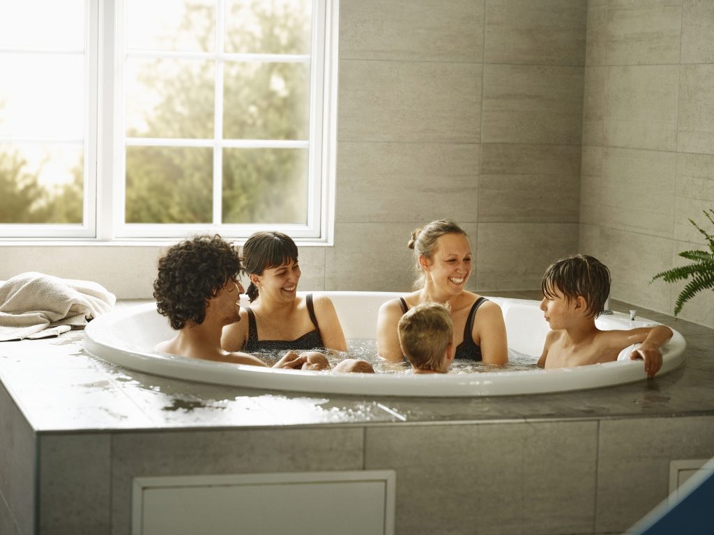 Familie hygger sig i indespa