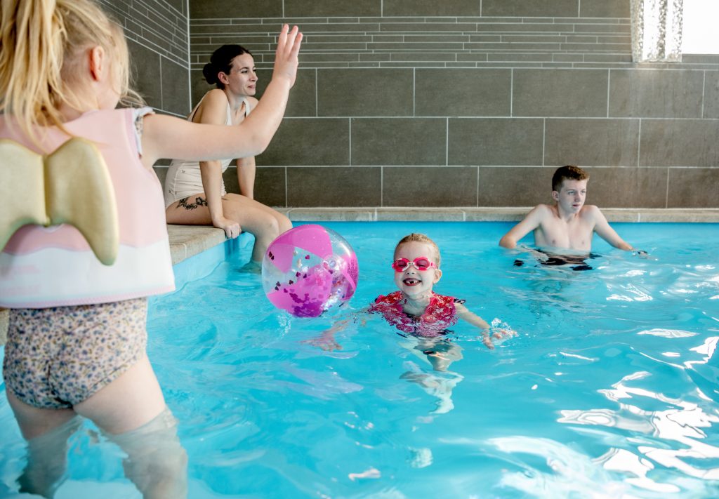 Børn bader i poolen