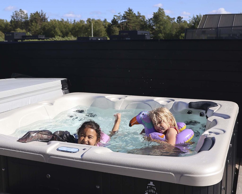 Børn leger i spaen udenfor