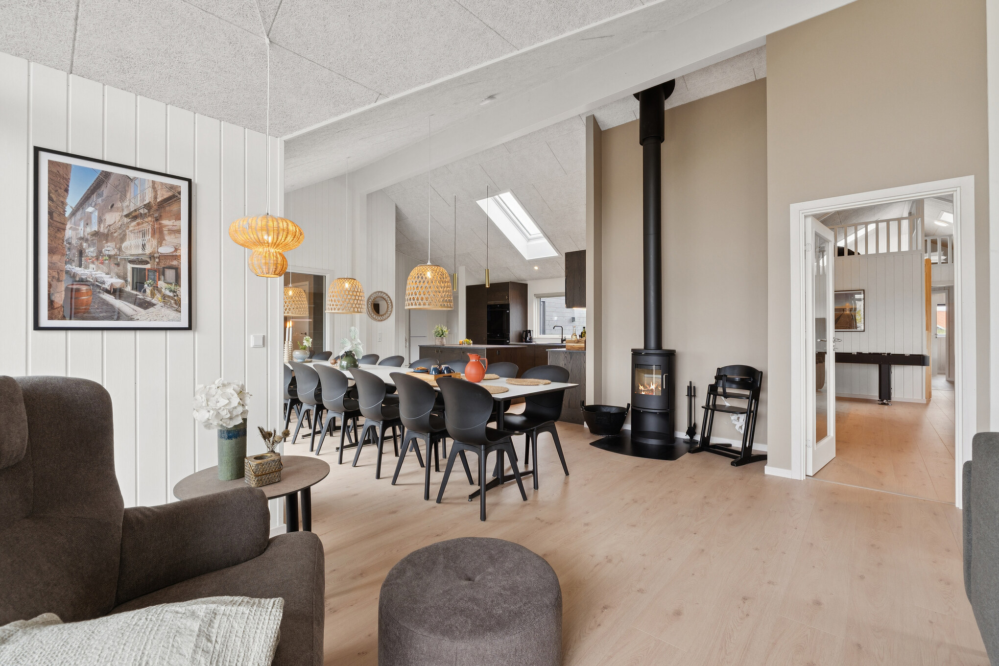 stort køkken-alrum og opholdsrum i sommerhus med brændeovn