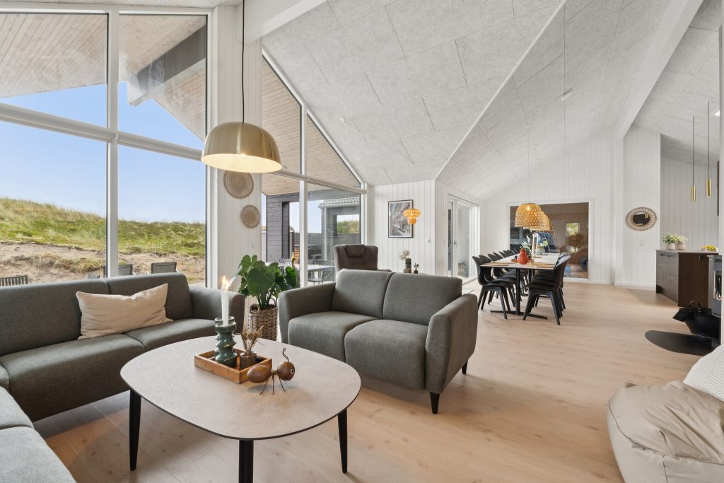 sommerhus med stort opholdsrum og udsigt til klitter