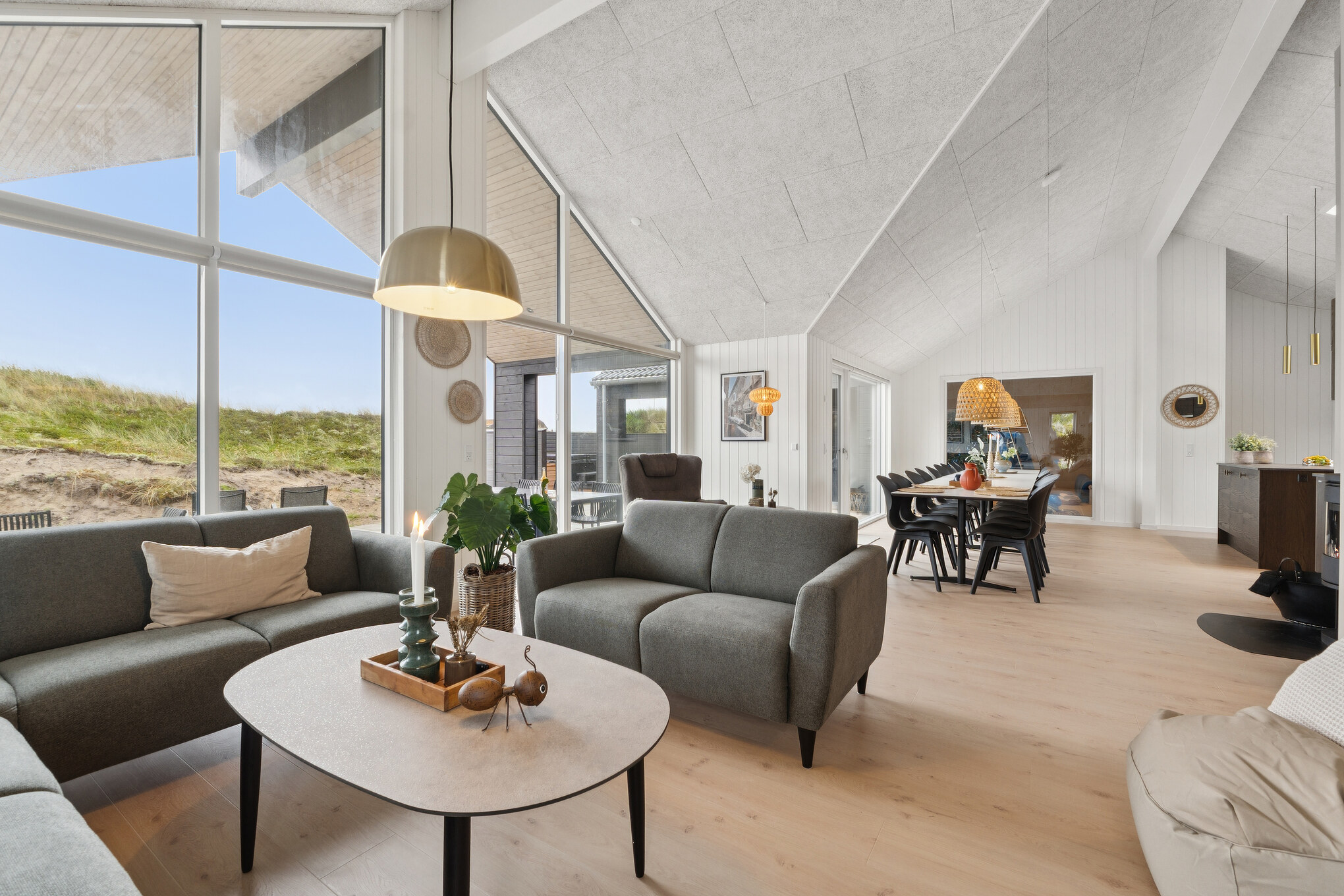 sommerhus med stort opholdsrum og udsigt til klitter