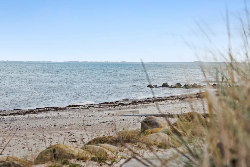 Hasmark strand med udsigt ud over strand og vand