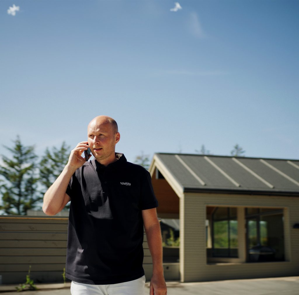Servicevært modtager gæster