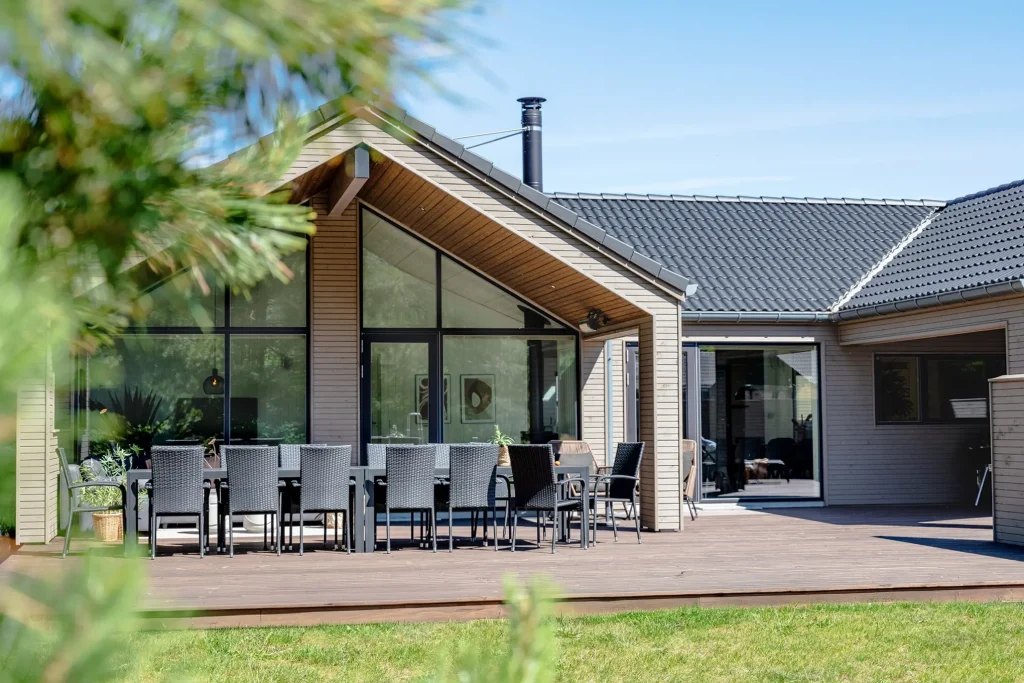 luksus-sommerhus med stor træterrasse og mange havestole