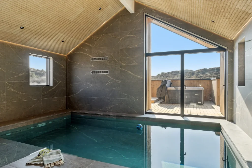 luksus-sommerhus med pool og udsigt til udespa og klitter