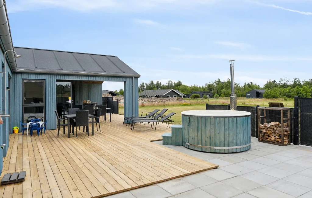sommerhus med vildmarksbad på terrasse