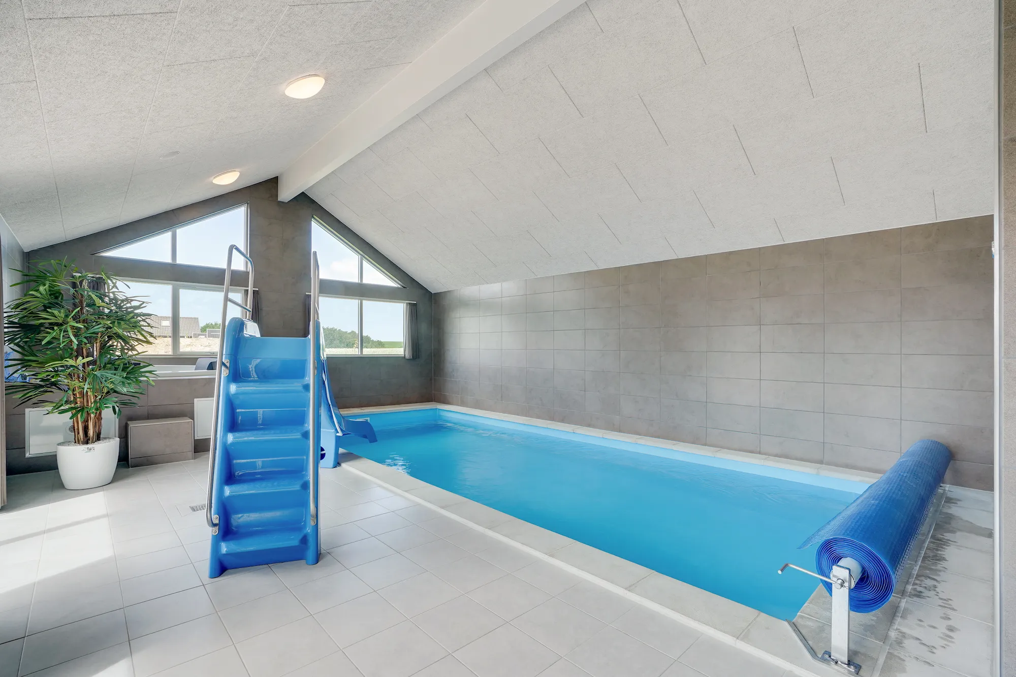 sommerhus med indendørs pool og rutsjebane