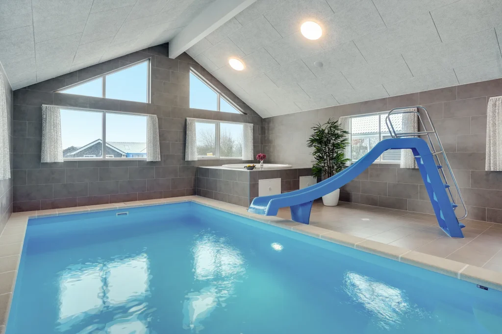 sommerhus med pool, rusjebane og spa