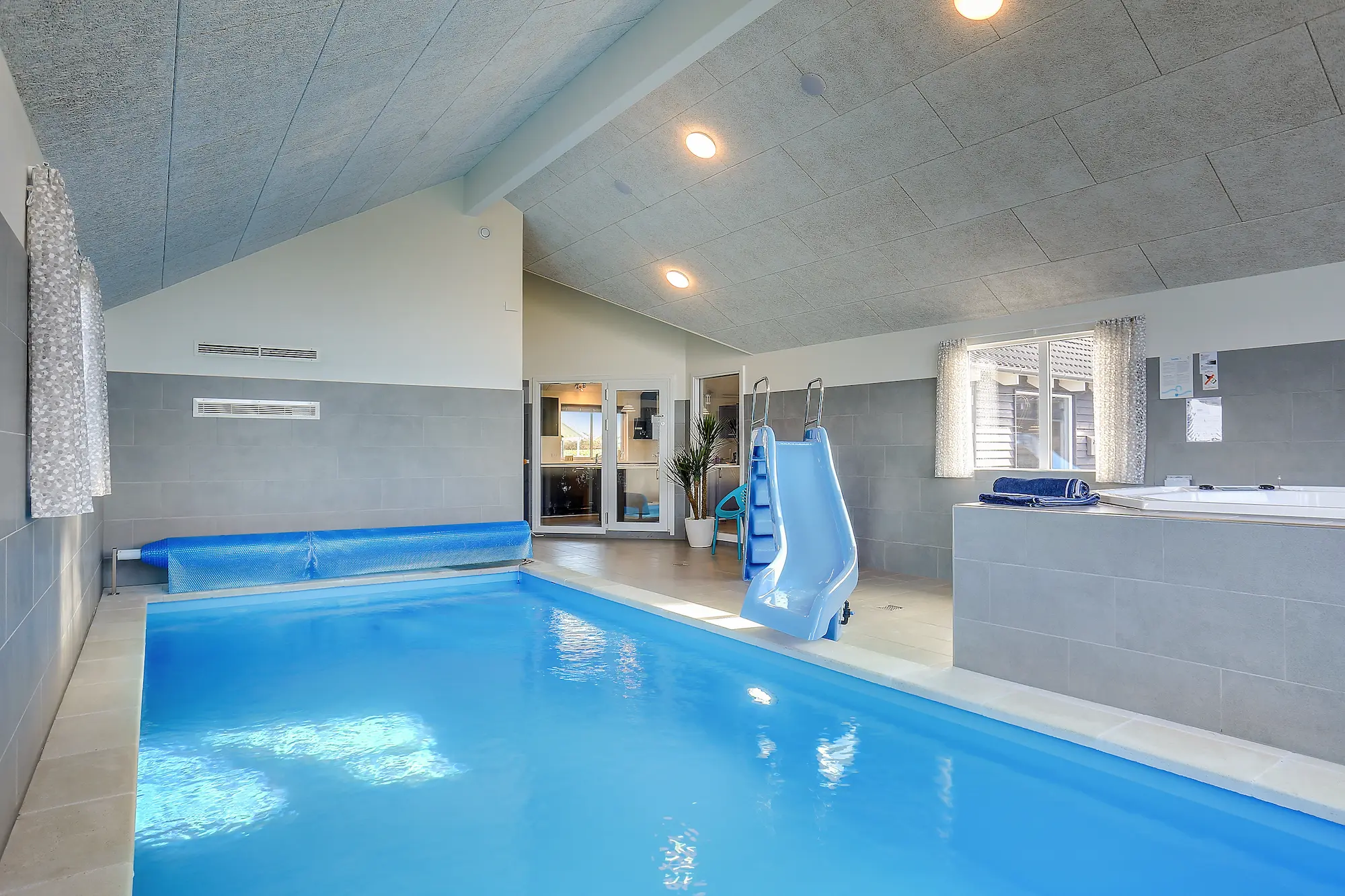 sommerhus med pool, rutsjebane og spabad