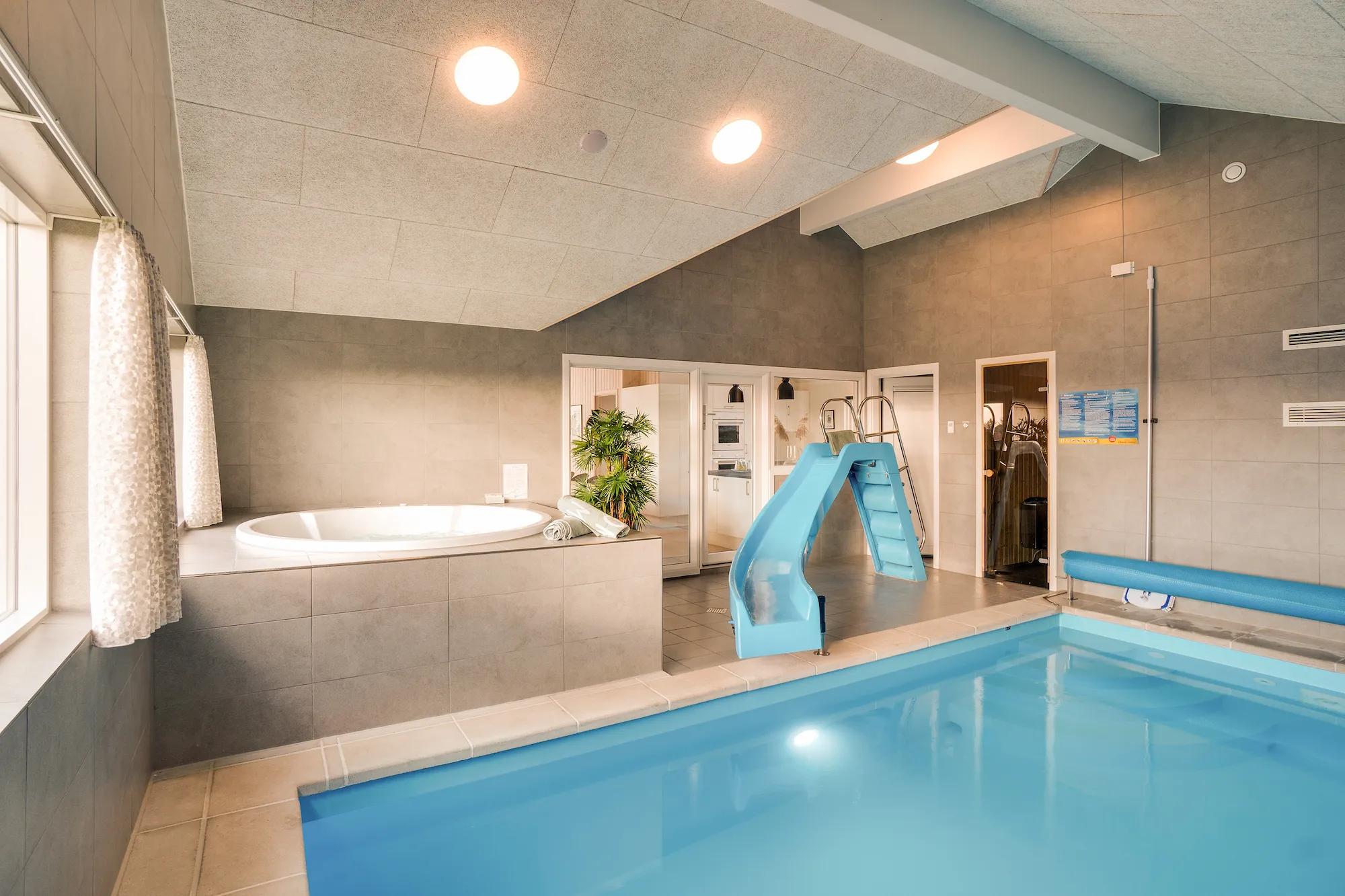 Afslappende spa, sauna og pool i et luksussommerhus.