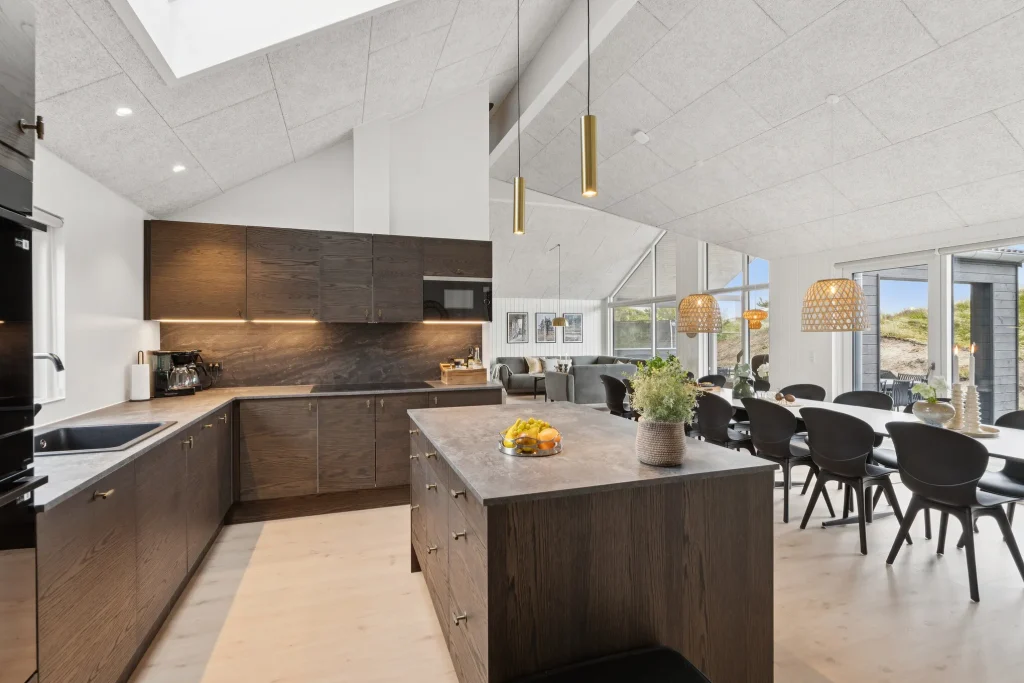 stort luksus-sommerhus med moderne indretning og udsigt til klitter