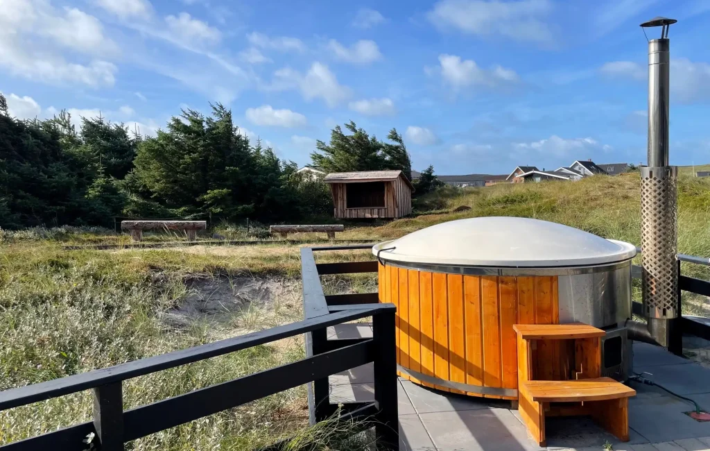 vildmarksbad på terrasse med udsigt til skov og shelter