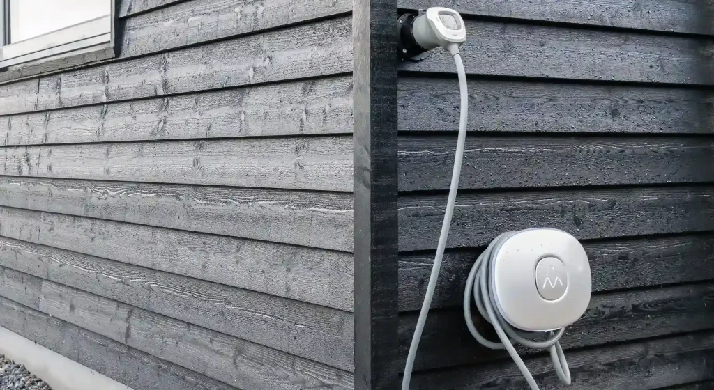 ladestik til elbil på siden af sommerhus