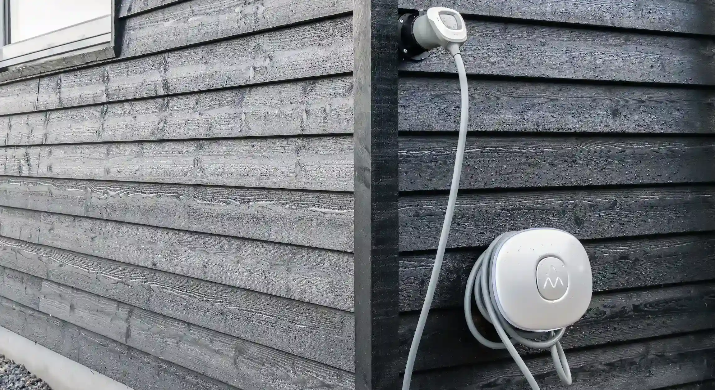 ladestik til elbil på siden af sommerhus