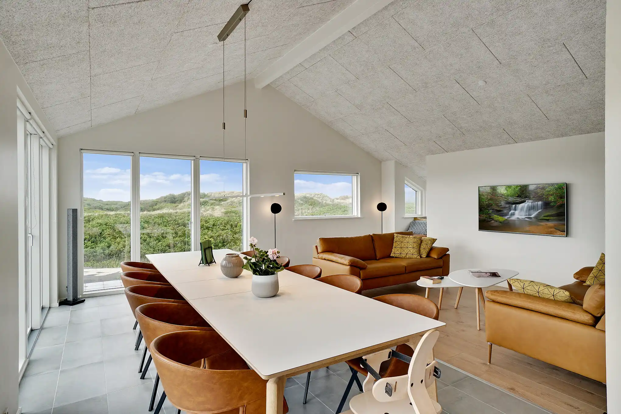 sommerhus med spisebord og plads til 10 personer