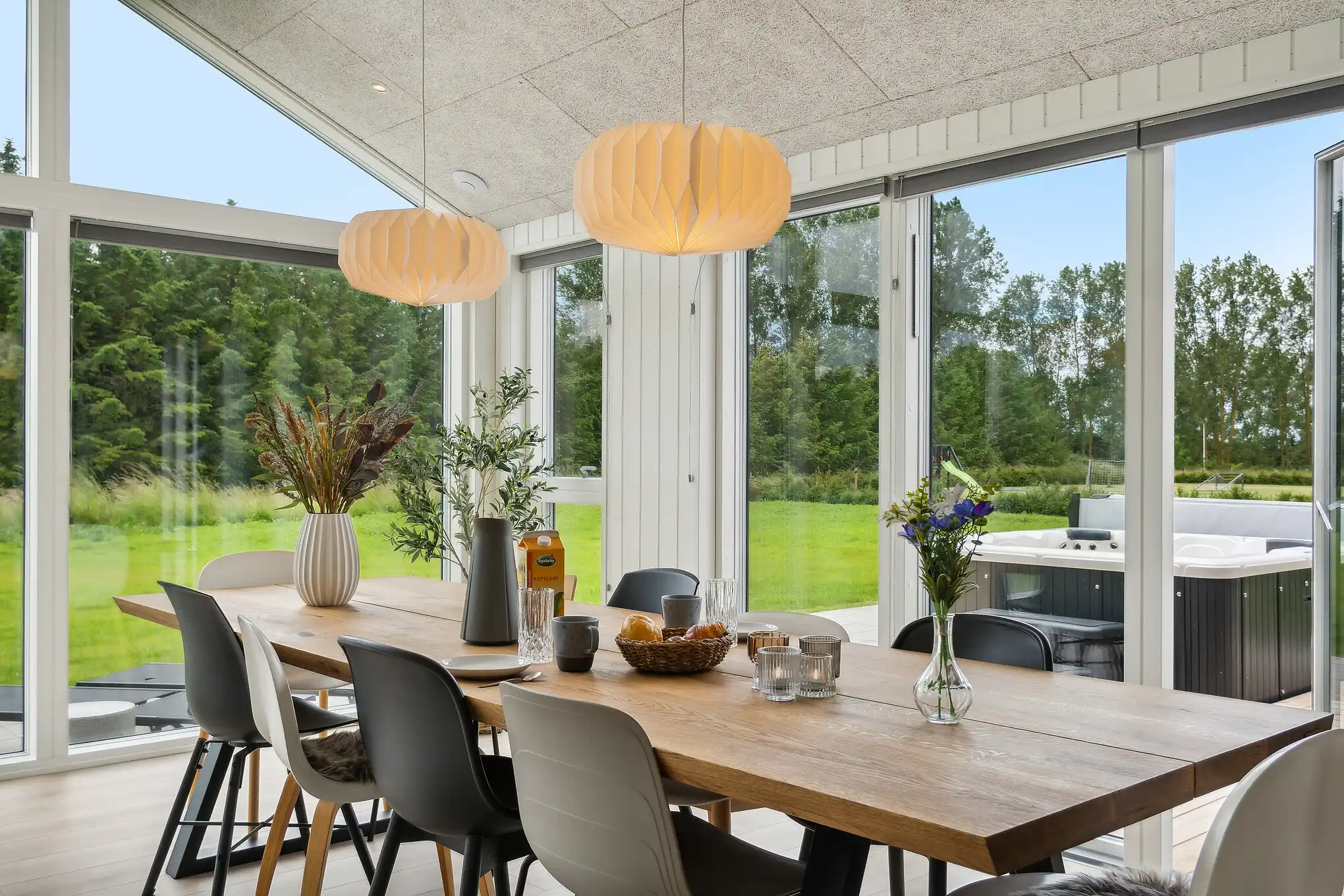 sommerhus med spisebord og plads til 12 personer