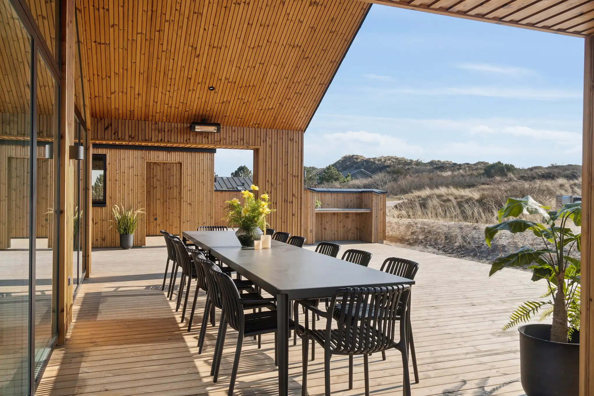 sommerhus til 16 personer med træterrasse og udsigt til klitter