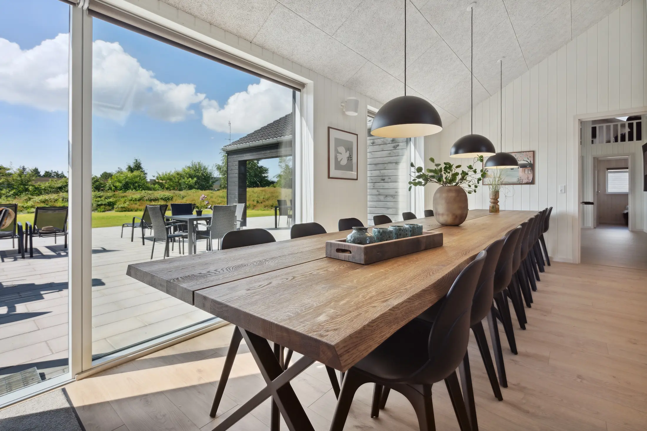 sommerhus med spisebord og plads til 20 personer