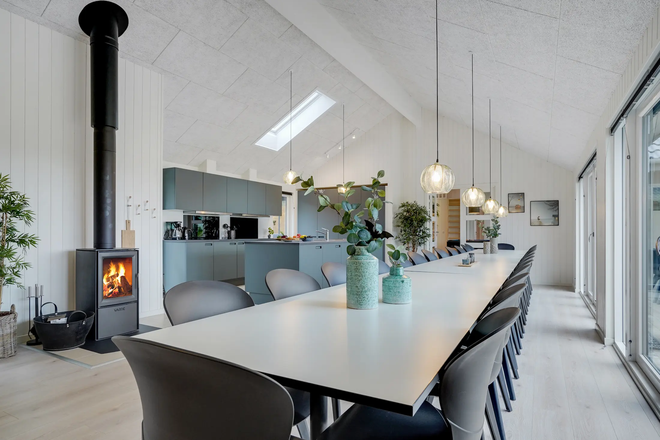 stort sommerhus med spisebord til 26 personer, brændeovn og køkken